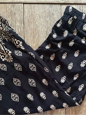 Vince Camuto Black and Cream lightweight Wide Leg, elastic waist flowy pants, L